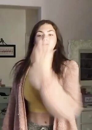 TikTok slut jiggling tits