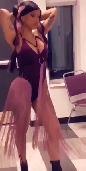Cardi making that ass clap in slowmo