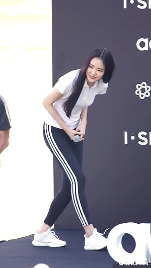 Apink - Naeun: Tight Pants