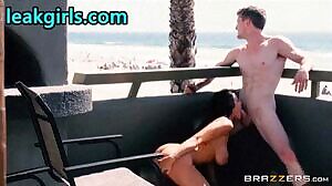 This lifeguard really knows how to spend his time during his break 4