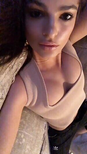 Emily Ratajkowski was made for breeding.