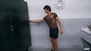 Public bathroom threesome 😏