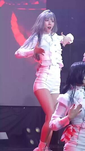 Dreamcatcher - Jiu , Sua & Yoohyeon in ultra tight shorts