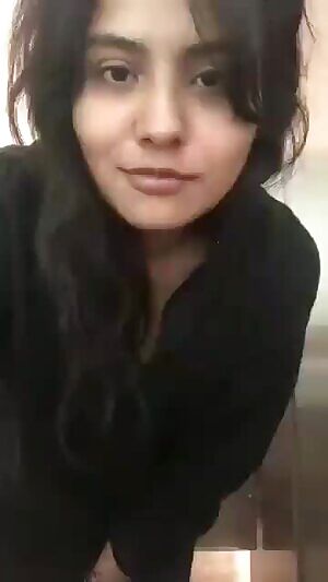 INDIAN PAKI GIRL GOES NAUGHTY.....SHOWS HER JUICY BROWN TITS 😍🔥😛AND WAIT FOR THAT ASS 😈💦🍆