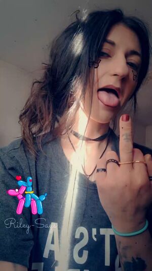 Goth Girls Babe Brunette Cute Middle finger