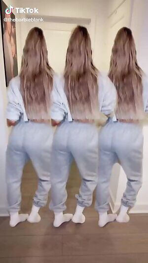 Kelly Kelly tiktoking