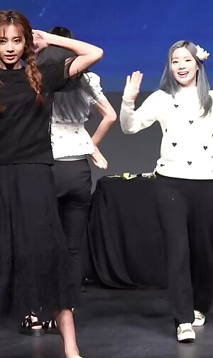 TWICE Momo jiggly