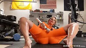 Day With A Pornstar / Brazzers - Phoenix Marie Phoenix Works Herself Out / 28.4.2020