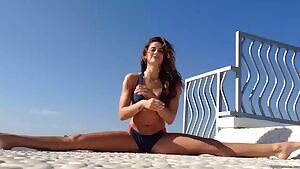 Fit babe does the splits
