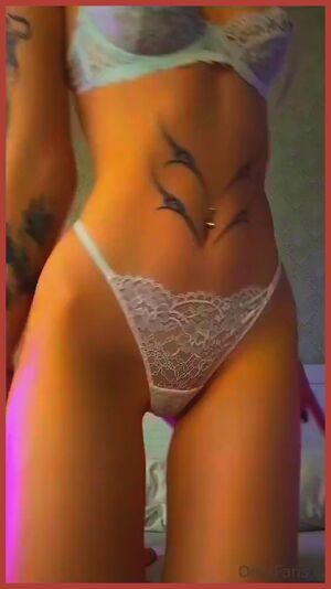 Booty in Jeans Ass Brunette Girls