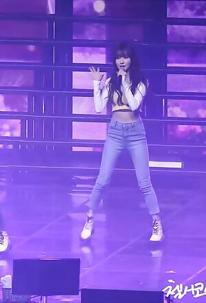 Gfriend - Yuju’s beautiful fit tummy!