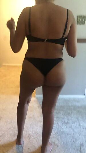 Shakin it in a bikini