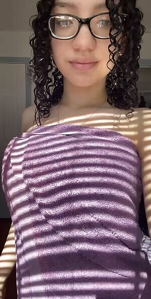 Playing with my titties Fresh out of the shower 🚿