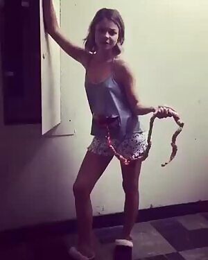 Sarah Hyland in Halloween FX