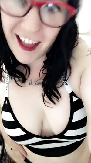 Available on & this afternoon! Come get to know this curvy, tattooed Goddess.