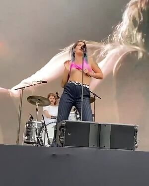Tove Lo flash
