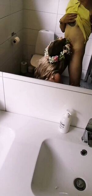 Blowjob at dinnerparty