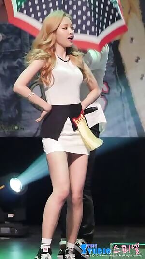 Apink - Naeun: Blonde Babe