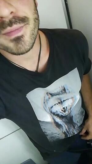 Beeing naughty in a flight to Bulgaria.. I'm now in my hotel room, let's talk and play ;)