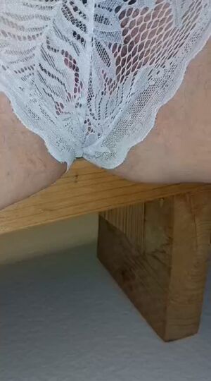 Girls Peeing/Pissing💦 Fansly NSFW Omorashi Pee