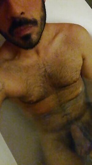 Rejoints-moi.. Wake up horny and decide to take a naughty bath.. Come to talk and play ;)