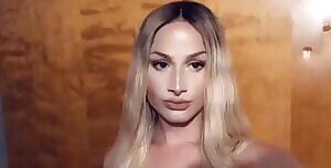 Dopekitt3n1 showing her goods 😍