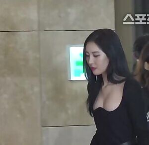 Sunmi - Milky Cleavage
