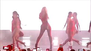 Iggy Azalea likes to show of her phat ass