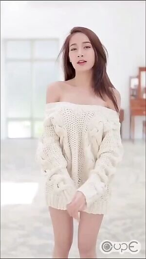 Pichana lifts up her shirt