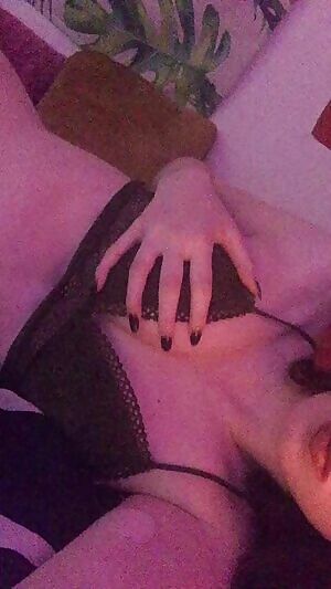 Come chill with an 18 year old college girl tonight? 💕