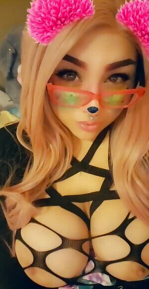 :3 💗 Hope you're all doing well. I want to get my nails done for my birthday. Any ideas for cool looks!? Black!? PINK!? I cant decide.