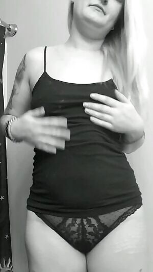 lurries outside so staying in droppin titties instead ❄🖤