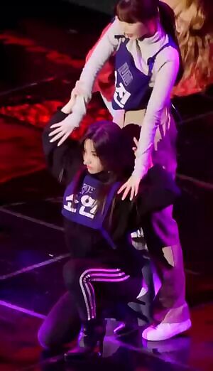 I-dle Soyeon in tights