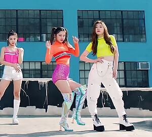 ITZY - Lia, Yeji & Chaeryeong