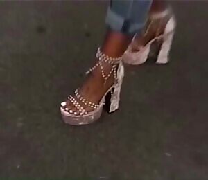 I would suck her toes and it be difficult to not cum on her feet