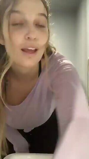 Aussie babe Minka Wells at the gym