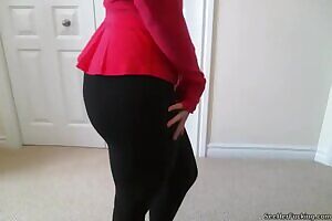 Flexing in black leggings :)