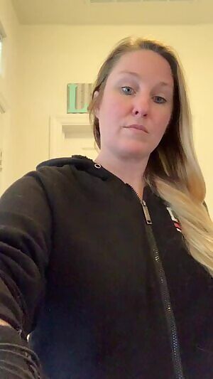 Rolling out the tired mom look, but throwing in some bouncy boobs😉