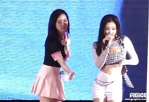 BlackPink - Jisoo Touching Jennie