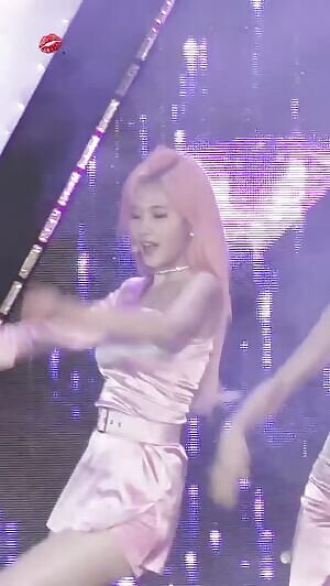 Twice - Sana, Chaeyoung, Tzuyu, Dahyun & Nayeon