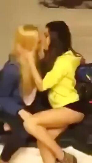 Bacio Tra Tre Lesbiche