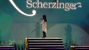 Nicole Scherzinger splits