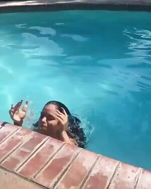 midget in the pool awesome body GIF by videosdeputas.net