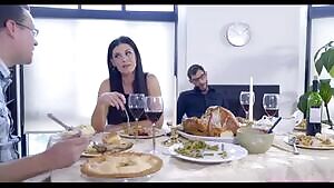 Moms Hot Pie - Emma Hix & India Summer