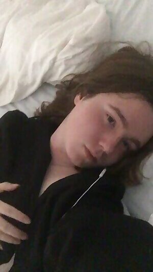 honestly i just wanna be someone’s flat chested housewife💞