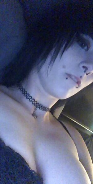 This is what the girl from HotTopic does when she gets home 💦