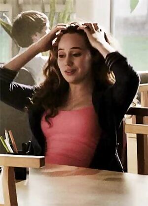 Anyone else into the smoking hot but underrated Alycia Debnam-Carey?! She deserves more cum!